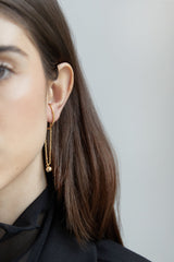 CONNECTED CHAIN EARRING WITH SPHERE