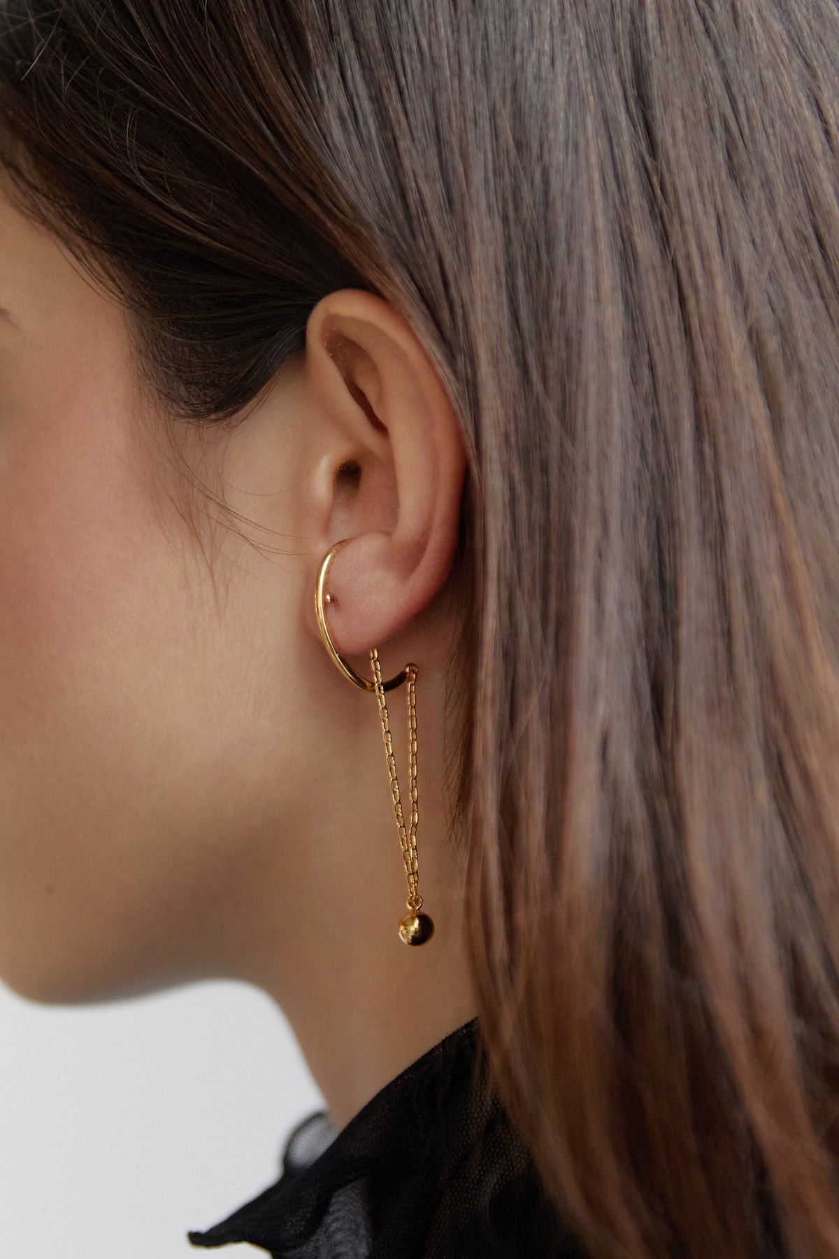 CONNECTED CHAIN EARRING WITH SPHERE